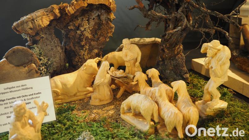 Die kleinen Krippenlandschaften und das Porzellan mit weihnachtlichen Motiven passen ideal in die Adventszeit. Bild: Ikom Stiftland/exb