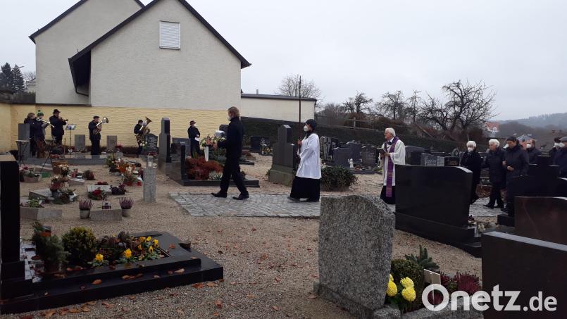 Überraschend verstarb Wilhelm Hagn. Er war in mehreren Neustädter Vereinen aktiv, darunter 14 Jahre als dritter Vorsitzender bei der Musikschule Neustadt. Trotz hoher Inzidenzen beteiligten sich viele an der Beerdigung, die meisten mit Mundschutz. Bild: kwl