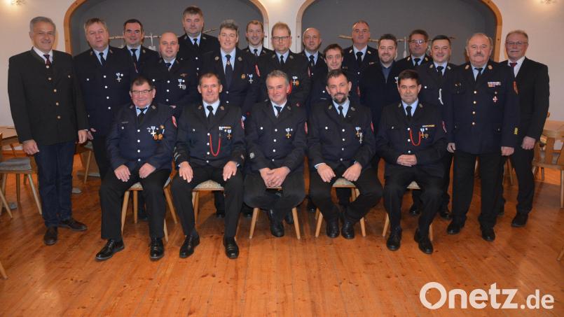 Viele Aktive der Feuerwehren in der Gemeinde Konnersreuth wurden für 25 und 40 Jahre aktiven Dienst mit staatlichen Ehrenzeichen des Bayerischen Innenministeriums ausgezeichnet. Im Bild die Geehrten mit Landrat Roland Grillmeier (links), sowie (von rechts) Bürgermeister Max Bindl, Kreisbrandrat Andreas Wührl, Kommandant Stefan Kreuzer, Kreisbrandinspektor Stefan Gleißner, sowie Kreisbrandmeister Wolfgang Wedlich (Sechster von rechts). Bild: jr