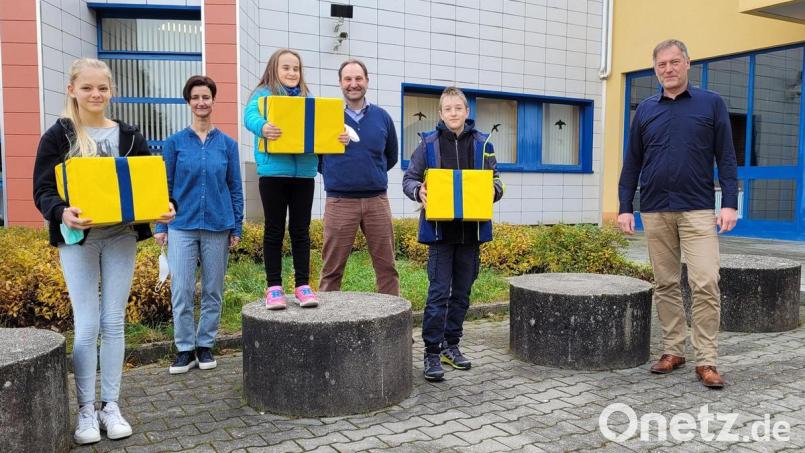 Für ihre erfolgreichen Experimente beim Landeswettbewerb &quot;Experimente antworten&quot; erhielten Pauline Wiederer, Ricarda Söldner und Paul Jakob (vorne, von links) einen „Superpreis 2021“. Bild: Andreas Fröhlich/exb