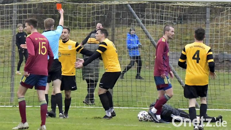 Gelb-Rote Karte, die zweite: Christoph Dietrich (Dritter von links) wird vom Schiedsrichter vom Feld geschickt, nachdem er ein Foul an dem am Boden liegenden Grafenwöhrer Torhüter Rene Wächter begangen hatte. Michael Hirschmann vom SV Hahnbach (rechts daneben) protestiert vergeblich. Bild: Hubert Ziegler