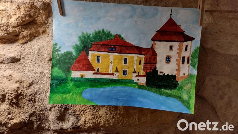 Schüler des Gymnasiums Eschenbach malen fürs Museum beim Taubnschuster Burgen und Schlösser. Bild: hev