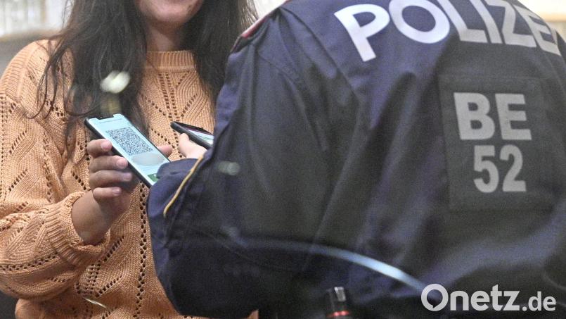 Nicht nur die Polizei schaut bei Impfnachweisen genau hin. Vor Diskotheken in Weiden tun das die Kontrolleure ebenso Symbolbild: Hans Punz/dpa