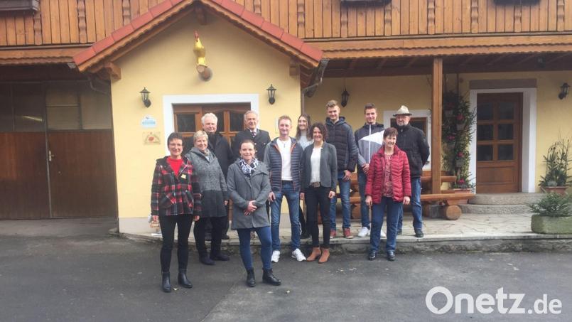 Die Familie Kraus zeigt sich gemeinsam mit den Ehrengästen im Innenhof des Urlaubshofes vor den frisch renovierten Ferienwohnungen. Von Links nach rechts sind zu sehen: Doris Eckl vom AELF Tirschenreuth-Weiden, Irmgard Zintl vom BBV, Peter Gold, Zweiter Bürgermeister von Tirschenreuth, Stephanie Wenisch, Tourismusreferentin, Landrat Roland Grillmeier, Rainer Kraus, Leonie Kraus, Christine Kraus, Valentin Kraus, Nikolas Kraus, Hermine Kraus, Willy Kraus. Bild: AELF Tirschenreuth/exb
