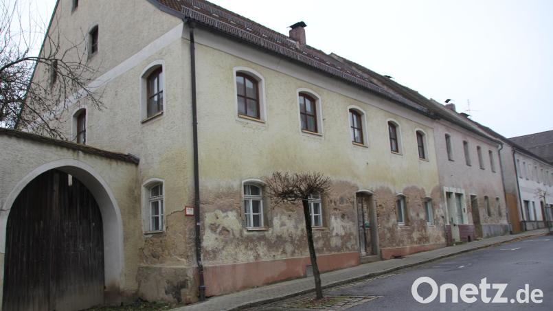 Etliche Leerstände prägen das Bild der Nabburger Straße. Doch die großen, ungenutzten Freiflächen hinter den Gebäuden bieten ein großes Gestaltungspotenzial, um die Wohnqualität in der Altstadt zu steigern. Bild: frd