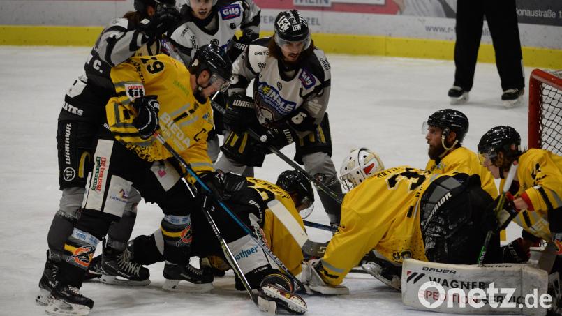 Mit Mann und Maus verteidigten die Amberger (gelbe Trikots) um Torhüter Timon Bätge (Dritter von rechts) in dieser Szene das ERSC-Gehäuse. Die Löwen verloren ihr Heimspiel gegen Buchloe am Sonntag. Bild: Andreas Brückmann