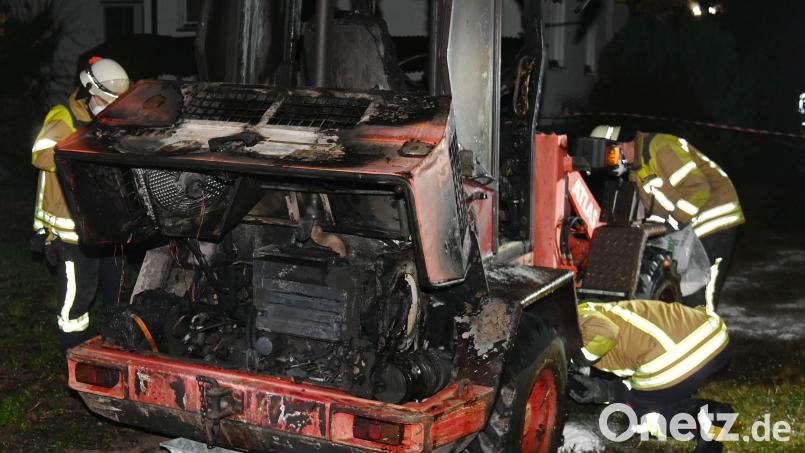Der ausgebrannte Radlader, der am späten Samstagnachmittag in Kienlohe Feuer gefangen hatte. Bild: Gerhard Franz