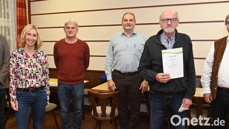Neuwahlen und Mitgliederehrung bei der Siedlergemeinschaft Schäflohe. Unser Bild zeigt (von links): Vorsitzender Marco Pilhofer, Schriftführerin Susanne Engelhardt, 2. Vorsitzender Jürgen Stepan, Schatzmeister Franz Schwarz, Hermann Sehr (geehrt für 40 Jahre Mitgliedschaft) sowie der Kreisvorsitzende des Verbands Wohneigentum, Reinhard Ott. Bild: gf