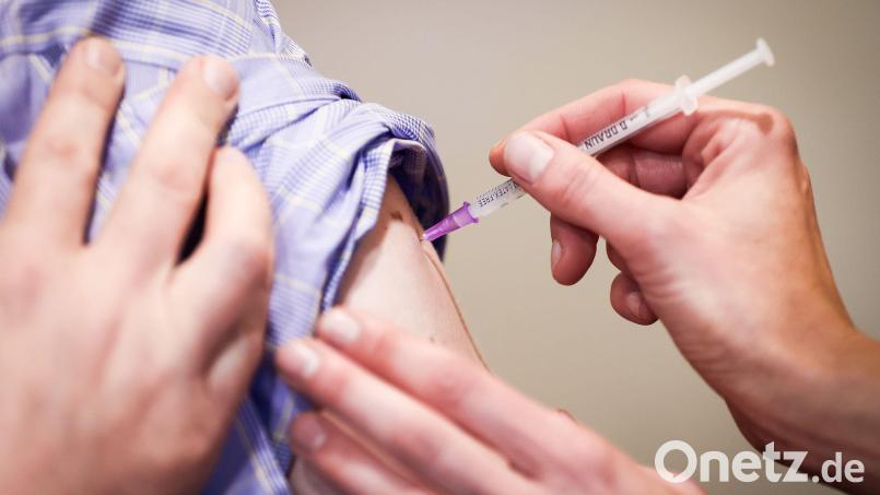 Gegen Corona hilft nur Impfen. Dann geht auch die Sieben-Tage-Inzidenz wieder zurück. Symbolbild: Christian Charisius/dpa