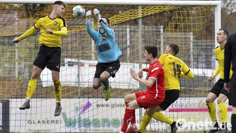 Mario Schmien (links) vom FC Amberg, Führungstorschütze zum 1:0, springt in dieser Szene nach einer Ecke der Passauer am höchsten, FC-Torhüter Manuel Baumgärtner (Zweiter von links) faustet den Ball aus der Gefahrenzone, während Tobias Götz und Matthias Brinster (von rechts) den Passauer Gabriel Bauer (Dritter von rechts) gemeinsam in Schach halten. Bild: Hubert Ziegler