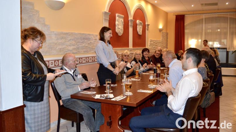 Mit einem Essen im Restaurant Santorini sagte „Leben plus“-Quartiersmanagerin Cornelia Stahl (links) den rund 30 ehrenamtlichen Helfern Danke für ihren Einsatz. Bild: &quot;Leben Plus&quot;/exb