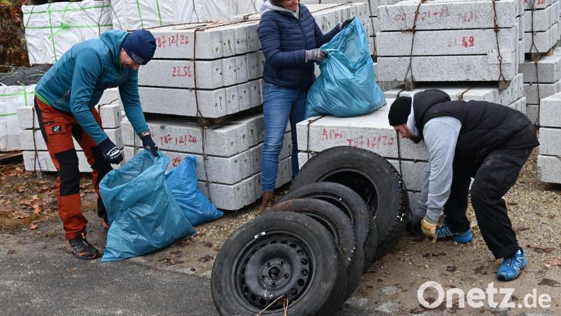 Ein kompletter Satz Reifen nebst Felgen holten die Müllsammler aus dem Gebüsch um den Parkplatz der Kirche St. Michael. Gut getarnt hinter den dort gelagerten Granitrandsteifen hatte ein unbekannter Umweltsünder dort seine Altreifen entsorgt. Bild: gf