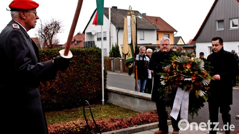 Den Kranz zum Gedenken legten Hans Jürgen Meier und Stephan Gollwitzer (rechts) nieder. Bild: R. Kreuzer