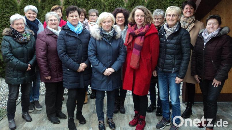 Susanne Kochherr, Karola Beer und Christiane Zimmer (vordere Reihe, Dritte bis Fünfte von rechts) sind weiter die Vorsitzenden des Frauenbundes. Bild: Kochherr/exb