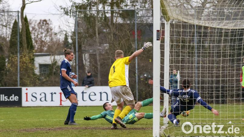 Der verdiente Ausgleich für den SV Mitterteich in Selb: Der eingewechselte Manuel Dürbeck (grünes Trikot) stocherte den Ball nach einem Abpraller zum 1:1 Endstand über die Linie. Bild: Michael Ott