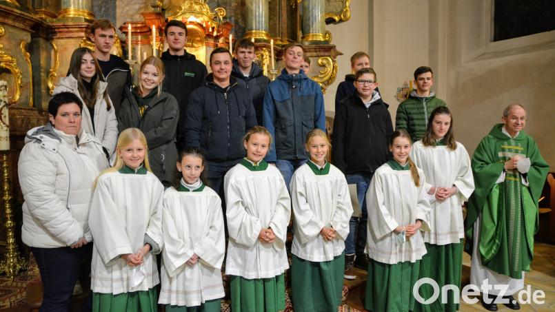 Freude und Dankbarkeit nach der Neuaufnahme und Verabschiedung in der Pfarrkirche St. Michael. Re. vorne Pf. Johann Hofmann, li., Gemeindereferentin Barbara Schlosser. Bild: fdl