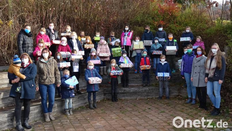 Zahlreiche Geschenke für Kinder in Not überreichten die Schüler der Grundschule Schwarzhofen für die Weihnachtsaktion &quot;Geschenke mit Herz&quot; Bild: Corina Hutzler/exb