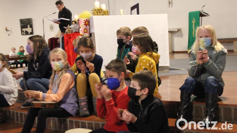 Unter Anleitung von Regionalkantor Rudolf Fischer haben die Drittklässler das Gleichnis vom barmherzigen Samariter in eine Klanggeschichte verwandelt und diese beim Abschlussgottesdienst präsentiert. Bild: ads