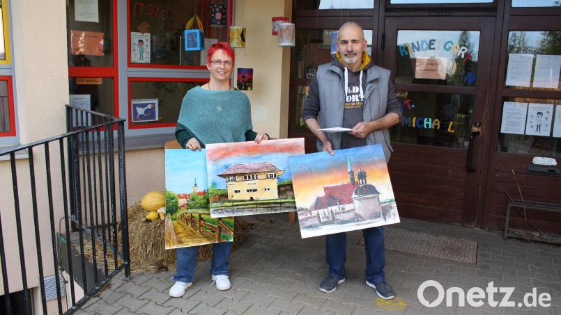 Soziales Netzwerk: Johannes Janners Bilder-&quot;Auktion&quot; bei Facebook erbrachte eine Spende von 300 Euro, die der Künstler an Kindergartenleiterin Barbara Krauthahn übergibt. Bild: bjp