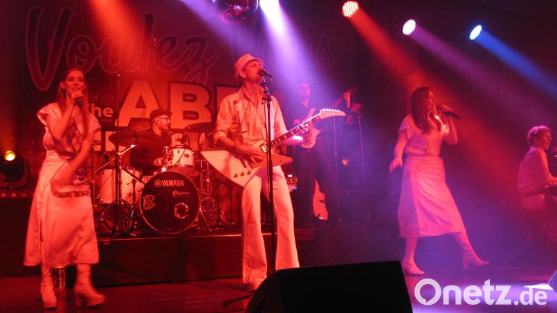 Aufwendige Lichttechnik und eine Nebelmaschine sorgten bei den ABBA-Kulthits für Stimmung. Sängerinnen und Sänger mit Band begeisterten das Neustädter Publikum. Bild: sei