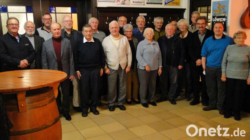 Zahlreiche Jubilare hat der Briefmarkensammlerverein bei seiner Generalversammlung für langjährige Vereinstreue ausgezeichnet. Bild: Heinz Bauer/exb