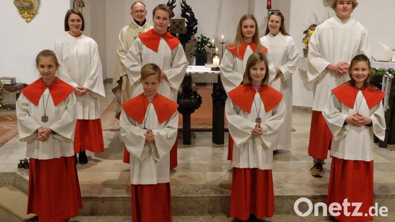 Pfarrer Berthold Heller und Pastoralreferentin Andrea Zeller freuen sich, dass auch in diesem Jahr vier Kinder den Weg gefunden haben und sich bereiterklären, im Dienst der Kirche zu dienen. Bild: wlr