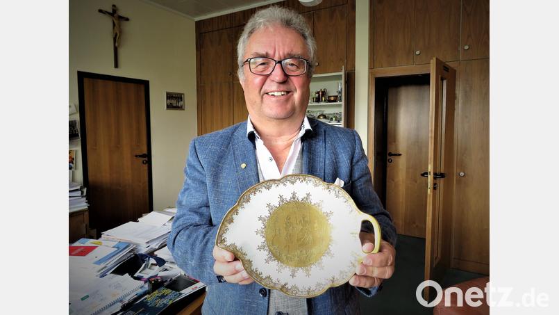 Bürgermeister Toni Dutz hat auch in seinem Rathausbüro einige wertvolle Schätze aus Porzellan. Der 63-Jährige findet immer mehr des guten Geschirrs, das sein Großvater einst herstellte. Diese fein bemalte Obstschale spürte er in Australien auf. Bild: ubb