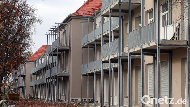 Das ehemalige Bettenhaus: Außen ist die Sanierung beendet, im Inneren warten alle 119 Wohnungen auf den Ausbau. Bild: Wolfgang Steinbacher
