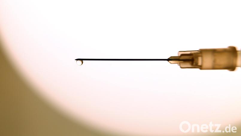 Eine Flüssigkeit tropft aus der Kanüle einer Spritze. Symbolbild: Karl-Josef Hildenbrand