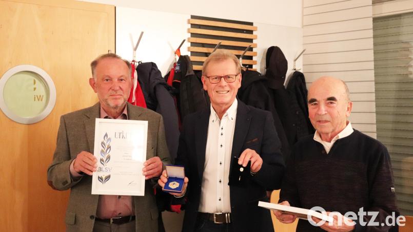 Ehrenvorsitzender Norbert Zeitler und Vorsitzender Josef Zeitler (von links) hielten eine Laudatio auf das Ehrenmitglied Herbert Bock (rechts) und überreichten ihm die Auszeichnungen des BLSV und des BFV. Bild: flt