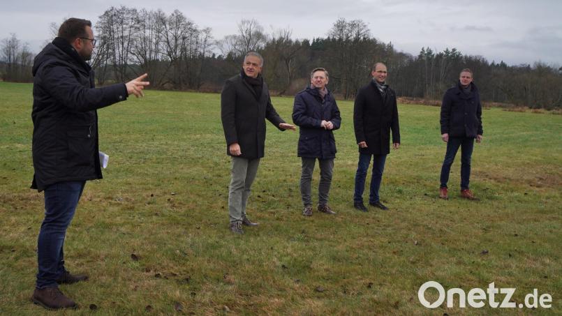 Bei einem Ortstermin gaben Falkenbergs Bürgermeister Matthias Grundler, Landrat Roland Grillmeier, MdL Tobias Reiß, Ely Eibisch vom BBV und Thomas Kurzeck von der Unteren Naturschutzbehörde (von links) den Startschuss für das Projekt „Wilde Weiden Waldnaabaue“. Bild: Eger
