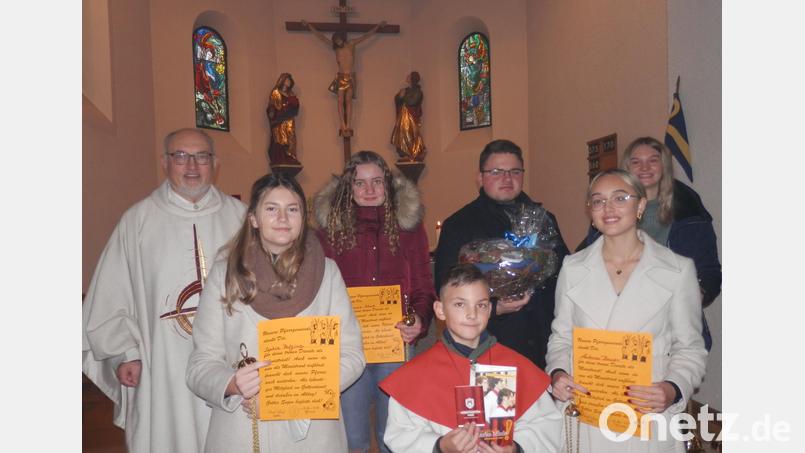 In der Expositur Steinmühle sind langjährige Messdiener verabschiedet und ein neuer Ministrant ins Amt eingeführt worden. Im Bild: (hinten, von links) Pfarrer Anton Witt, Simone Eckert, Lukas Bauer und Sophia Faltenbacher sowie (vorne) Sophie Patzina, der neue Messdiener Max Tanner und Antonia Bauer. Bild: Rosemarie Ernst/exb