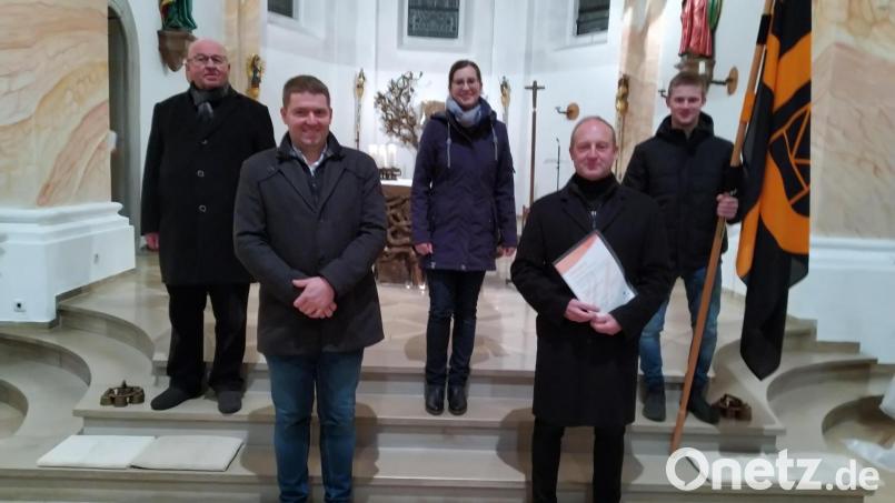 Vorsitzender Josef Schneider (vorne links) ernannte Johann Schönberger (vorne rechts) zum Ehrenvorsitzenden der Kolpingsfamilie Tännesberg. Bild: rfi