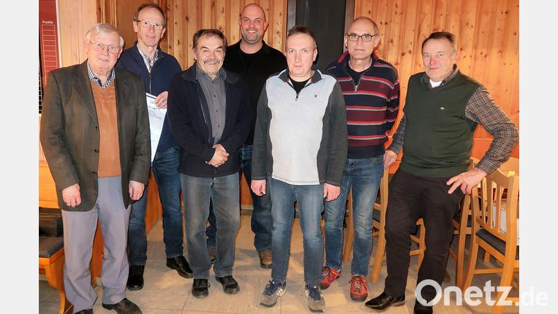 Den neuen Vereinsmeistern des Kleintierzuchtvereins Krummennaab gratulierten Dritter Bürgermeister Reinhard Naber (links) und der Vorsitzende des Kleintierzuchtvereins Krummennaab, Wolfgang Brunhofer (Dritter von links). Bild: bsc