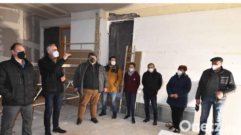 Beim Ortstermin mit Erläuterungen durch Architekt Markus Rösch (Zweiter von links) zur Sanierung des Altbaus der Kindertagesstätte St. Vitus warn mit dabei: Bürgermeister Dieter Dehling (Dritter von links), Kirchenpfleger Peter Falk (Dritter von rechts) und einige Gemeinderäte. Bild: no