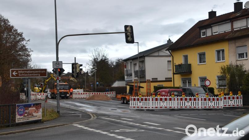 Für eine Woche ist auf der Rosenbachstraße kein Durchkommen. Grund ist eine Kabelverlegung durch den Stromversorger N-ergie. Ein großräumige Umfahrung ist eingerichtet, teilweise kommt es aber zu Behinderungen auf der Hauptstraße im Rosenberger Ortskern. Bild: Andreas Royer