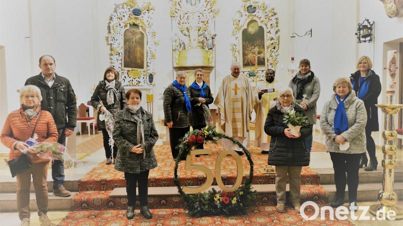 Für die langjährige Treue dankten Bezirksvorsitzende Martha Bauer und Ortsvorsitzende Beate Roth (von rechts), sowie Pfarrer Erwin Bauer mit Vikar Basil und zweiter Bürgermeister Thomas Kleber (links). Bild: gz