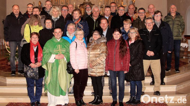 Den Gottesdient in der Pfarrkirche St. Michael zelebrierte Pfarrer Konrad Amschl (vorne, Zweiter von links), der in Wiesau aufwuchs. Bild: wro