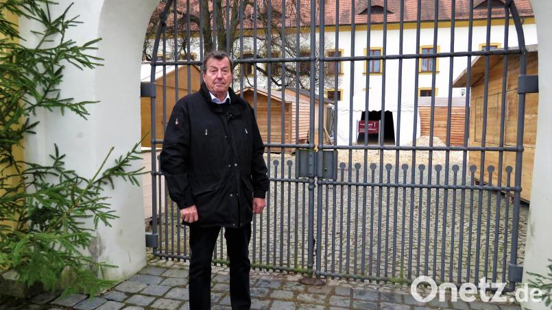 Franz Göhl hat den Schlüssel. Aber er nützt ihm nichts. Denn aufsperren darf er den 9. Kunsthandwerklichen Weihnachtsmarkt am kommenden Samstag dennoch nicht. Bild: ubb