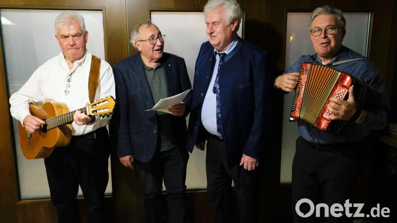 Den musikalischen Rahmen zum 75. Geburtstag von Manfred Neumann (Zweiter von rechts) bilden das Duo Heiner Kohl und Georg Bayerl sowie Coupletsänger Josef Kämpf. Bild: do