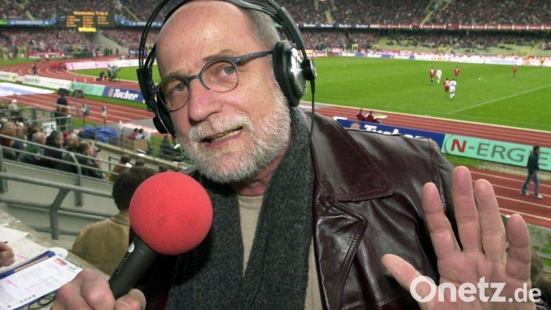 Günther Koch in seinem geliebten Frankenstadion von Nürnberg. Der Kult-Reporterf feiert am Montag seinen 80. Geburttsag. Koch ist aber mehr als nur die Stimme Frankens. Bild: Claus_Felix