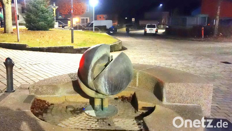 Trinkwasser ließ sich einst aus der Stele (links) des Weltkugelbrunnens auf dem Kirchplatz entnehmen. Die Marktgemeinde denkt nun darüber nach, wie der so etwas zu installieren. Bild: fjo