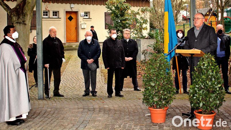 Pfarrvikar Celestine Joseph Thazhuppil erinnert in Maria Waldrast mit Bürgermeister Lothar Höher, Kartell und Vereinen, sowie Ehrengästen am Totensonntag der Toten der Weltkriege und des Ortsteils. Bild: R. Kreuzer