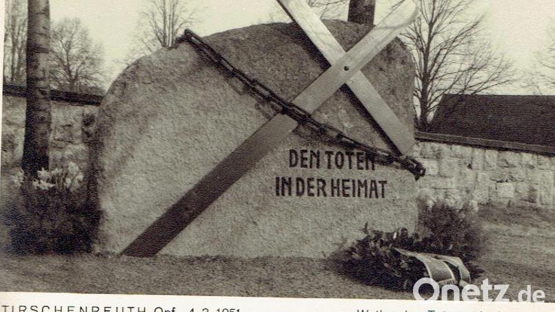 Gedenkstein für die Toten in der Heimat auf dem Friedhof in Tirschenreuth, errichtet 1951 von der Sudetendeutschen Landsmannschaft und der Stadt Tirschenreuth. Archivbild: Horst Adler/exb
