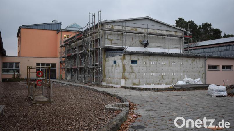 Der Einbau einer offenen Ganztagsschule in die Mittelschule Unterköblitz ist voll im Gange. 
Derzeit sind die Handwerker im Innenbereich beschäftigt. Bild: bnr
