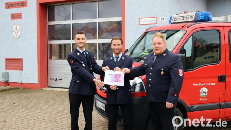 Stellvertretender Kommandant Jan Albersdörfer, Vorsitzender Sebastian Schwemmer und Kommandant Fabian Schwemmer bei der Spendenübergabe. Bild: jma
