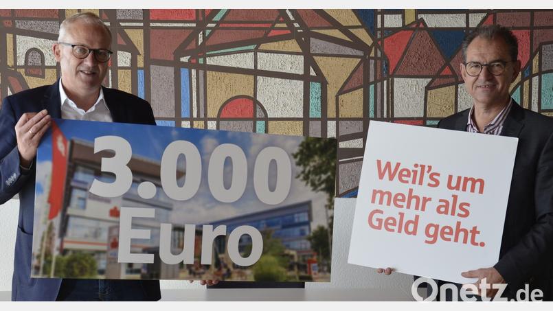 Bürgermeister Bernhard Lindner (links) freut sich über die Spende für „900 samma“, die ihm Vorstandsvorsitzender Dieter Meier von der Sparkasse Amberg-Sulzbach übergibt. Bild: Kathrin Schmidt/exb
