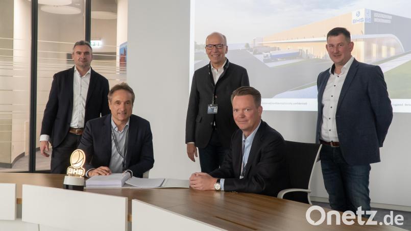Zufriedene Gesichter bei den Verantwortlichen von BHS Corrugated und IGZ falkenberg. Von links: Christian Schneider, Supply Production and Logistics BHS Corrugated, Alfred Meyer, Geschäftsführer IGZ, Wolfgang Gropengiesser, Geschäftsführer IGZ, Lars Engel, Geschäftsführer BHS Corrugated sowie Alexander Walberer, Projektverantwortlicher Logistikzentrum BHS Corrugated. Bild:  BHS Corrugated/exb