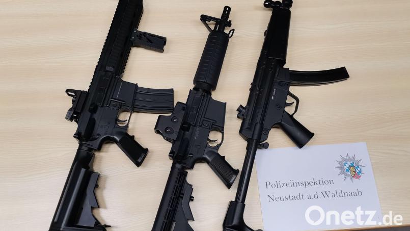 Diese Sturmgewehre hat die Polizei Neustadt sichergestellt. Bild: Polizeiinspektion Neustadt