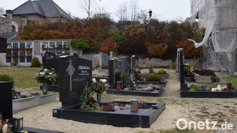Der untere Teil des Friedhofes soll neu gestaltet werden. Um ein harmonisches Bild zu erhalten, werden neun Grabstellen räumlich versetzt. Bild: bnr